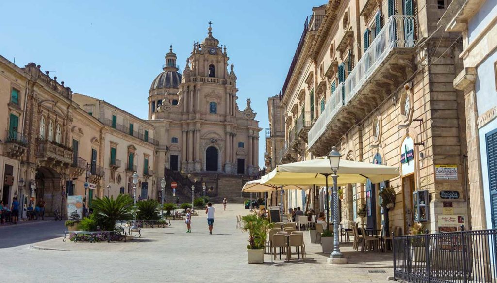 Le tracce di sangue di uno sconosciuto al centro delle nuove indagini sui due omicidi ragusani