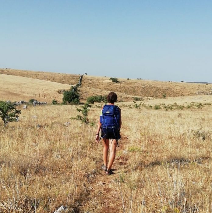 Videocamera, taccuino, registratore e ritmo lento