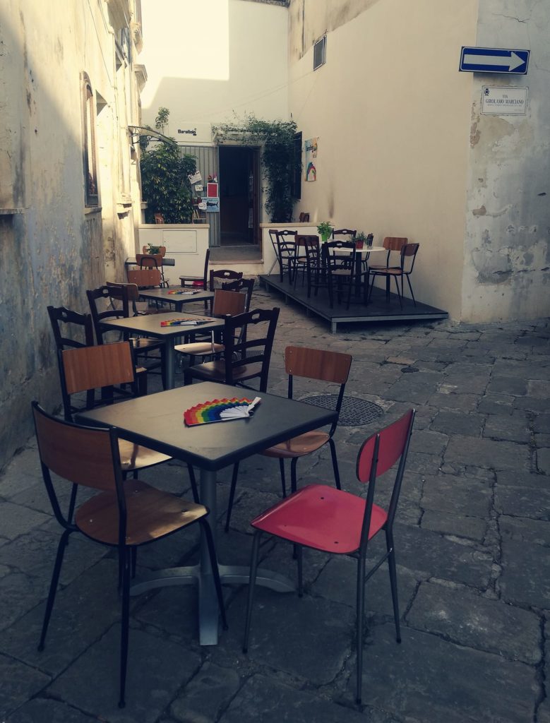 “Siamo fascisti” e picchiano titolare bar gay friendly nel Salento