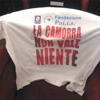 Le T-shirt dei clan disonorano Napoli e la memoria delle vittime. Intervenga il Parlamento