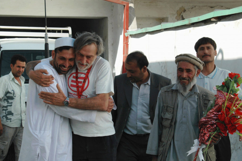 Inversioni su Strada. Chi applaudì la guerra oggi la ripudia (ma nessuno chiede il conto)