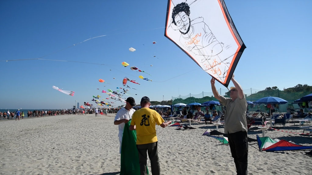 In volo a Cervia (RA) gli aquiloni per i diritti umani, in solidarietà Patrick Zaki e il popolo afgano
