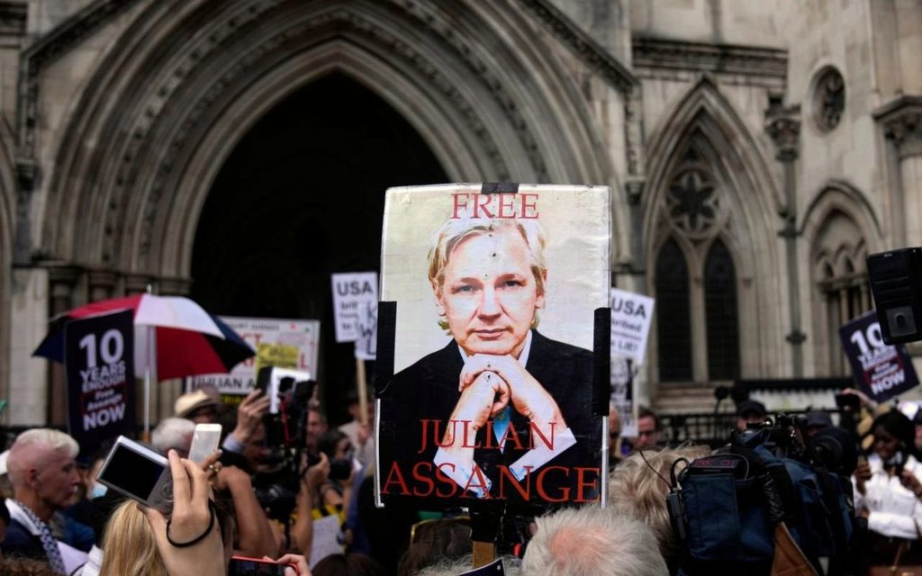 Londra processa Julian Assange su mandato Usa: con WikiLeaks svelò segreti inconfessabili