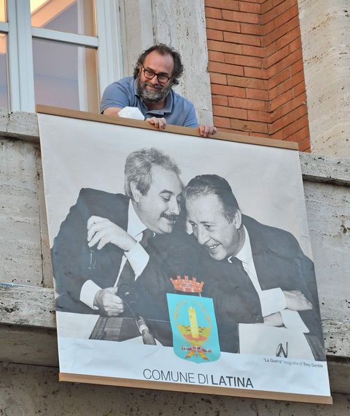 Destra sconfitta nella città “nera”. E spunta lo striscione con Falcone e Borsellino
