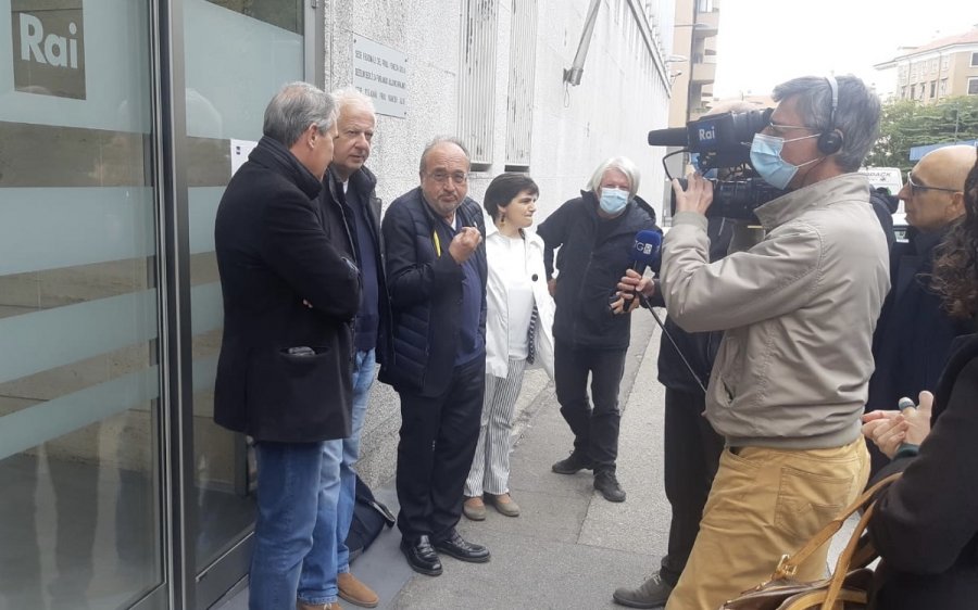 Giornalisti aggrediti a Trieste: «Chi alza le mani su un cronista attenta alla Costituzione»