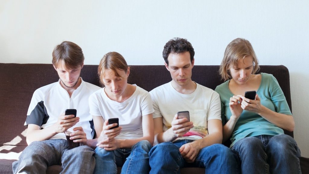 Censis: cresce l’uso di web e tv, boom per i social, stampa sempre in crisi