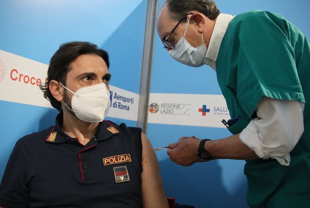 Linea del rigore per i poliziotti non vaccinati