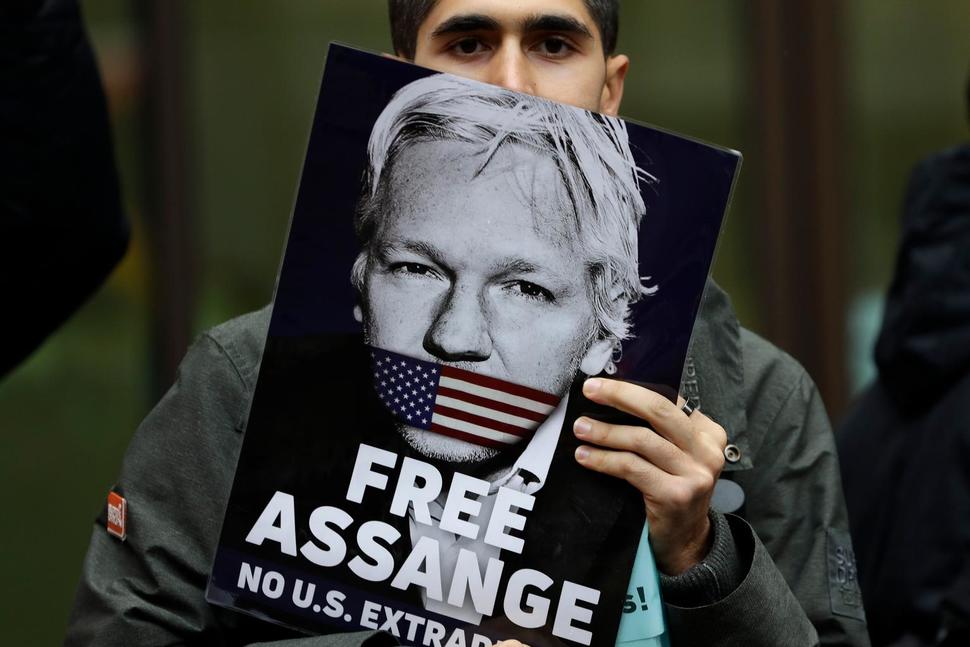Assange: decisione positiva dell’Alta corte di Londra ma con limiti