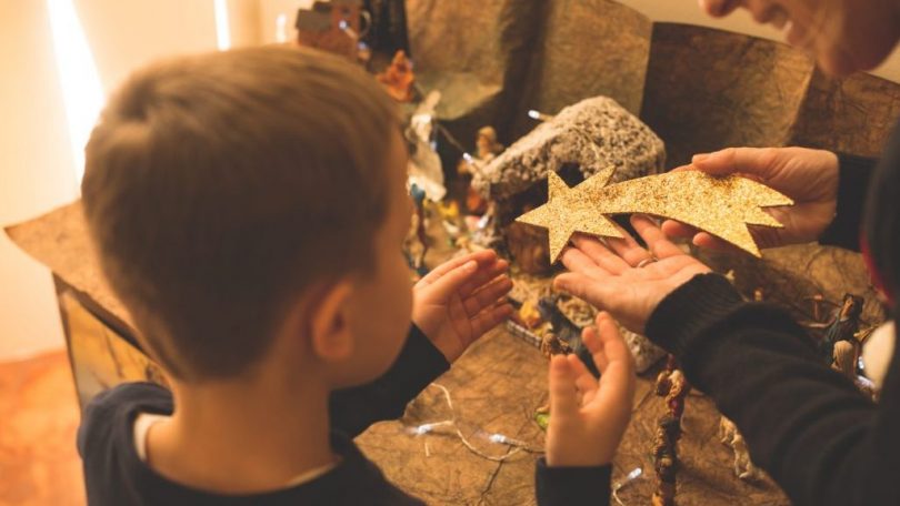 L’unica che dura è la storia che si racconta. E può bastare il vecchio presepe di famiglia