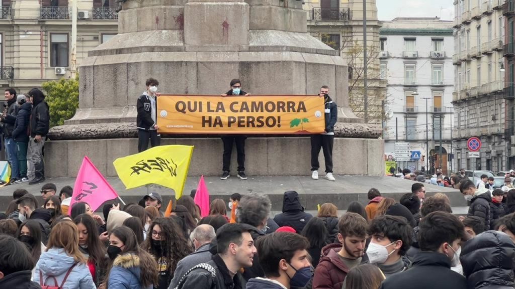 A Napoli sono scoppiate due ‘bombe’ che devono far riflettere il Pd e la politica tutta