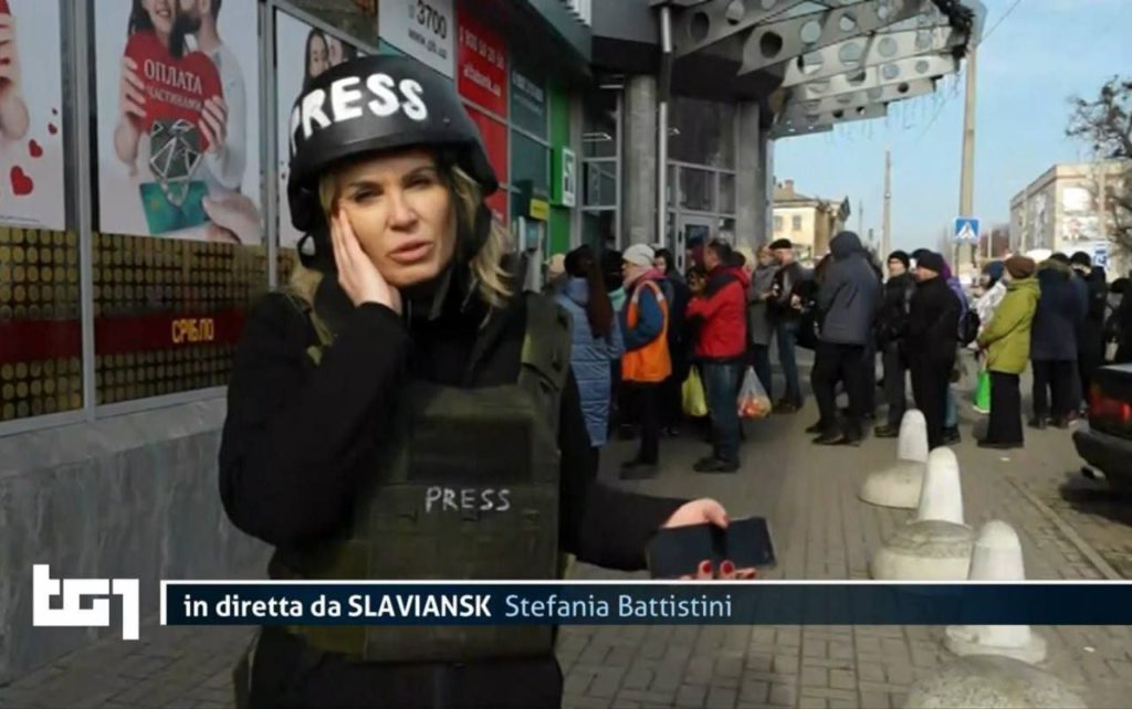 L’inviata della Rai Stefania Battistini fermata in diretta dalle forze speciali ucraine