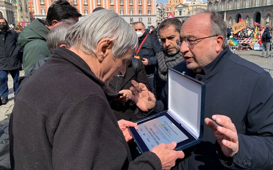 Marcia contro le mafie, in corteo ricordano i cronisti uccisi in Ucraina. Le targhe di Articolo 21