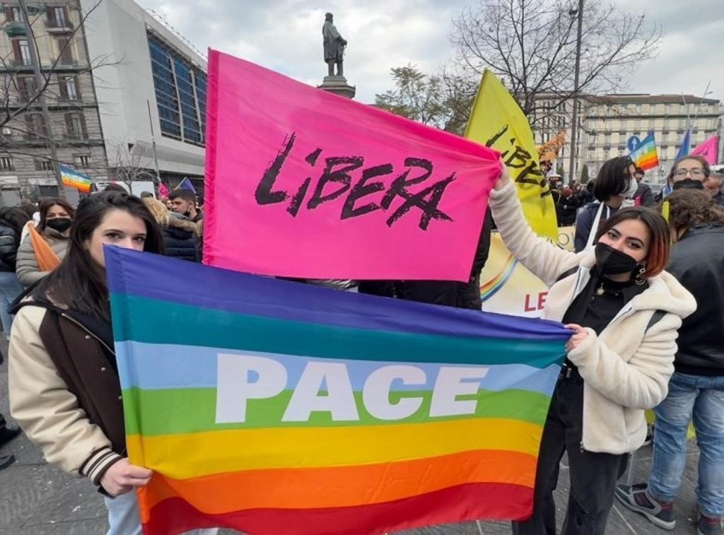 La piazza giovane e colorata di Napoli lancia un messaggio chiaro contro la mafia. E per la pace
