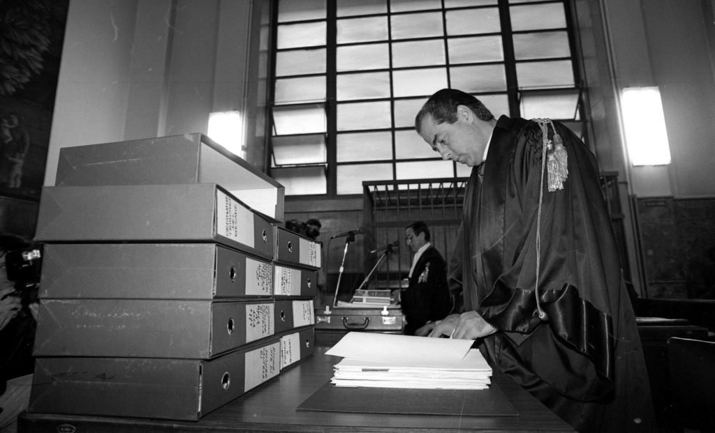 Mani pulite non ha distrutto un sistema politico: quei partiti erano già corrosi dall’interno