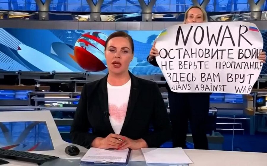 Ucraina, il grido della giornalista russa arrestata: “Protestate, senza paura”