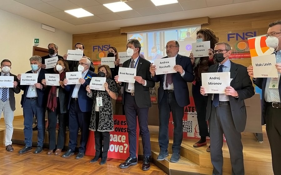 La Fnsi alla marcia per la pace con i nomi dei cronisti uccisi in Ucraina, Russia, Siria