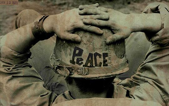 Senza elmetto. Pacifisti sì, ma dalla parte del Vietnam, del Cile, di Praga e oggi di Kiev