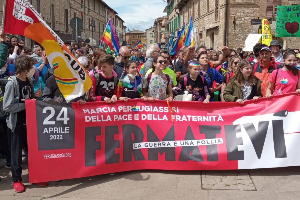 La pace, i diritti, la speranza: i tanti messaggi della Perugia-Assisi 2022