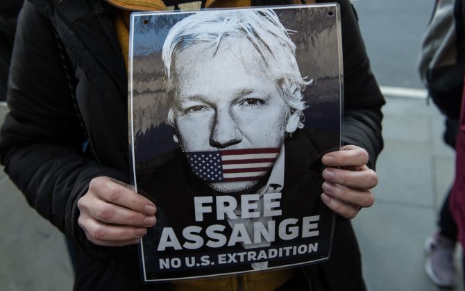Milano non vuole Assange e diviene periferia degli Stati Uniti