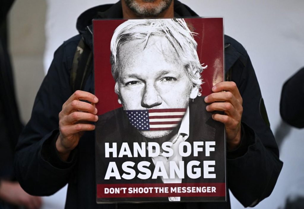 Assange, ok dal Regno Unito all’estradizione negli Usa