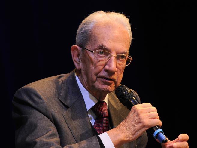 Girasoli per Carlo Smuraglia. Un secolo vissuto rigorosamente dalla parte giusta