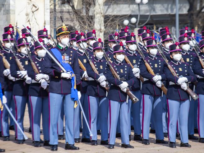 Forze di polizia: il dovere di adempiere alle funzioni con disciplina e onore