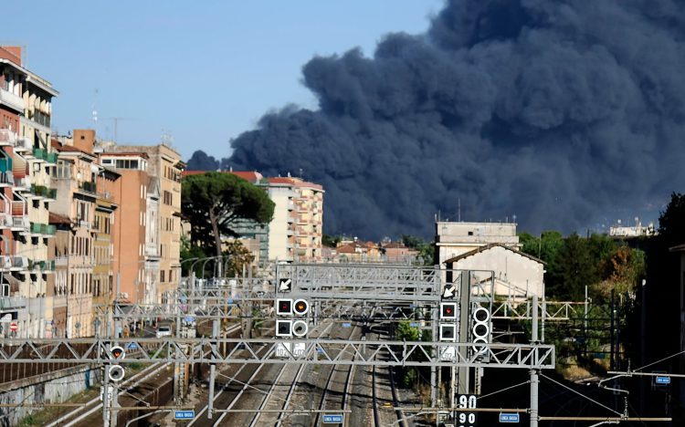 Roma, giornalisti aggrediti durante l’incendio a Centocelle