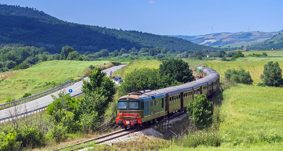 Regole per l’estate. Ma quale aereo, che trenino sia (e non l’alta velocità)