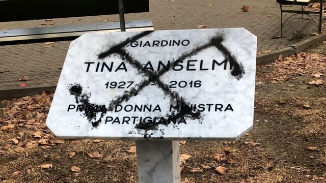 Sfregiare la lapide dedicata a Tina Anselmi è stato un atto disgustoso. Dedichiamole una piazza