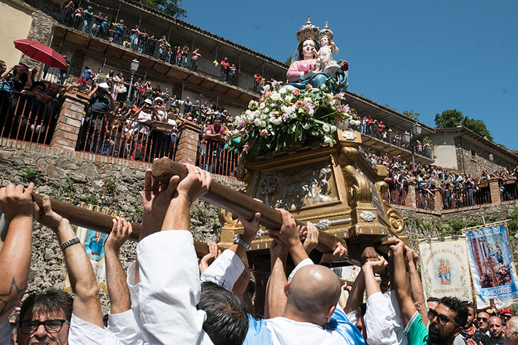 Calabria, annullato un concerto per ‘brani inneggianti alla mafia’: così ci si schiera