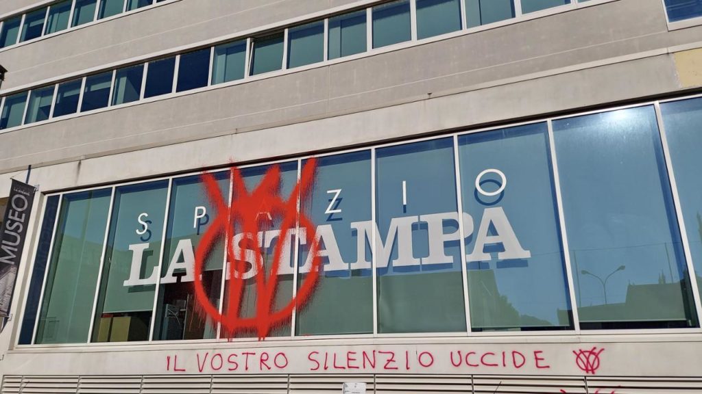 Torino, la sede della Stampa imbrattata con scritte ‘no war’ e ‘no vax’