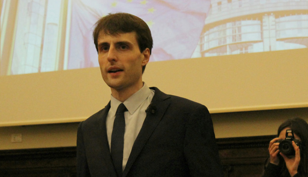 Massima vicinanza ad Elia Minari