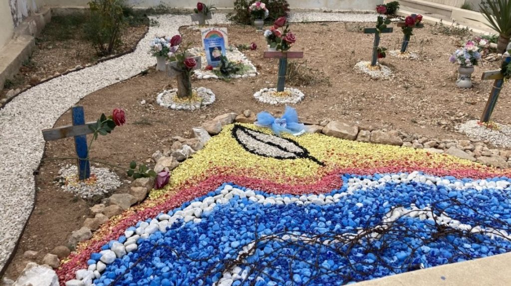 “I senza nome”. Viaggio a Lampedusa tra gli ultimi custodi della pietà umana