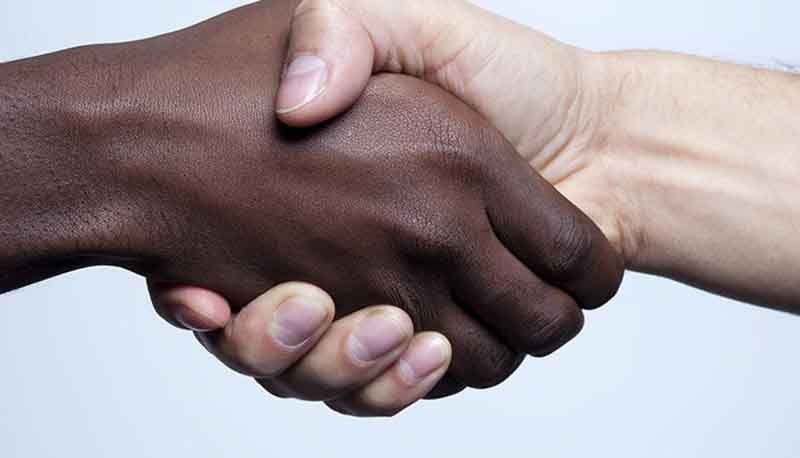 La narrazione di una politica che ci spinge a vedere nello straniero solo un intruso