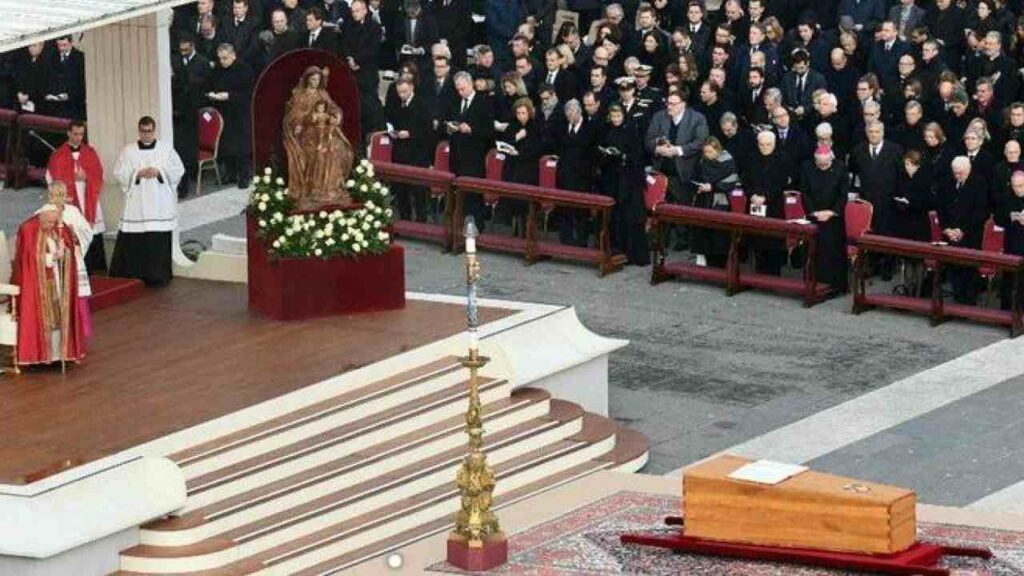 A San Pietro l’addio a Benedetto XVI, il Papa: ha elargito sapienza e delicatezza