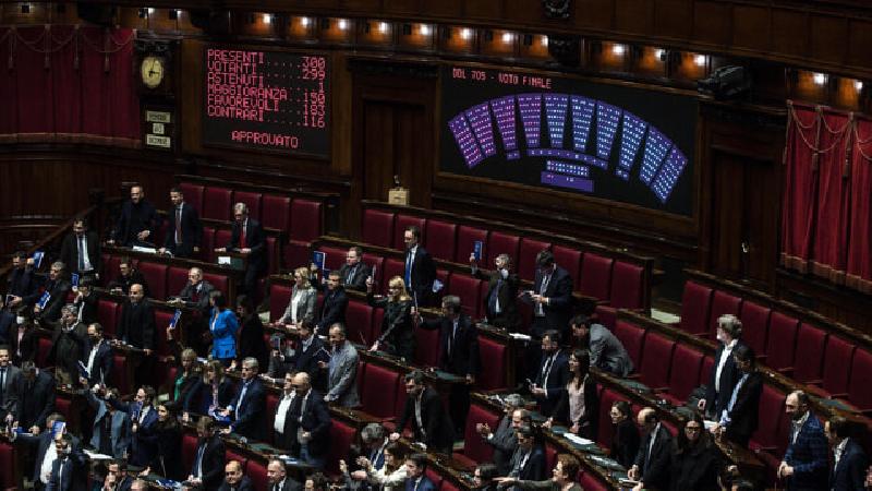 Le opposizioni al Governo. “Bene sulla mafia, ma lottino pure per precari e sanità”