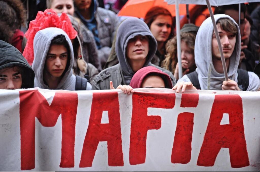 Il boss e gli studenti. I danni educativi del “complottismo”