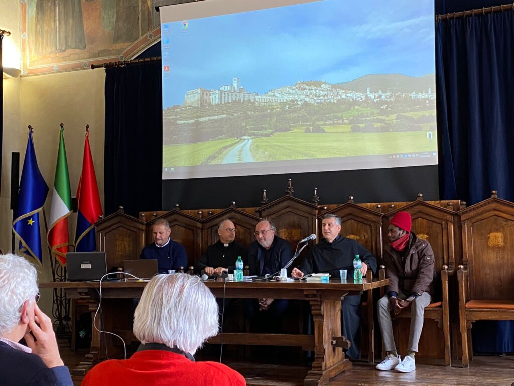 Un’altra narrazione delle guerre e della pace. La “lezione” corale del corso di Assisi