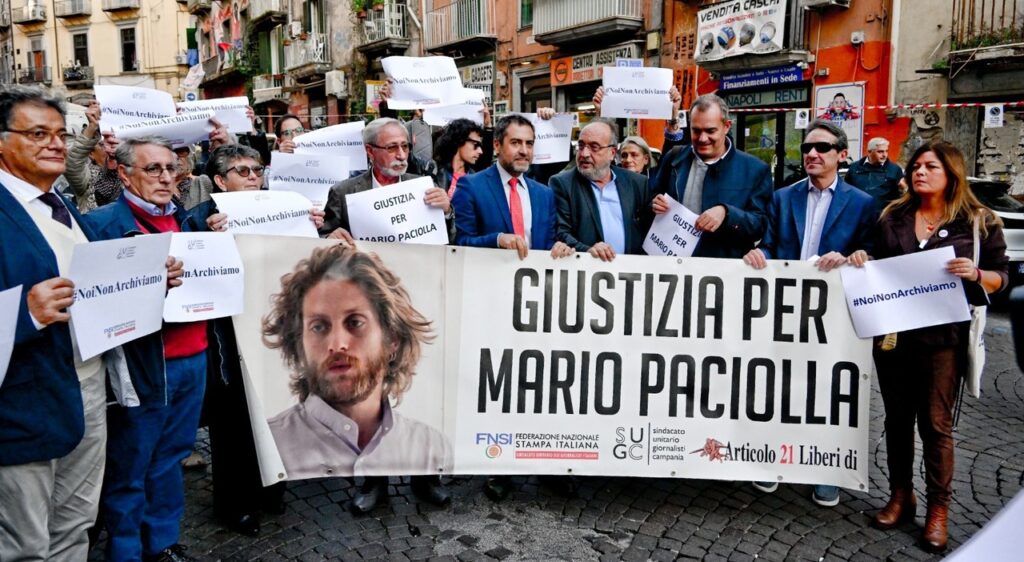 Napoli, strappato lo striscione per Mario Paciolla dal balcone del Sindacato dei Giornalisti