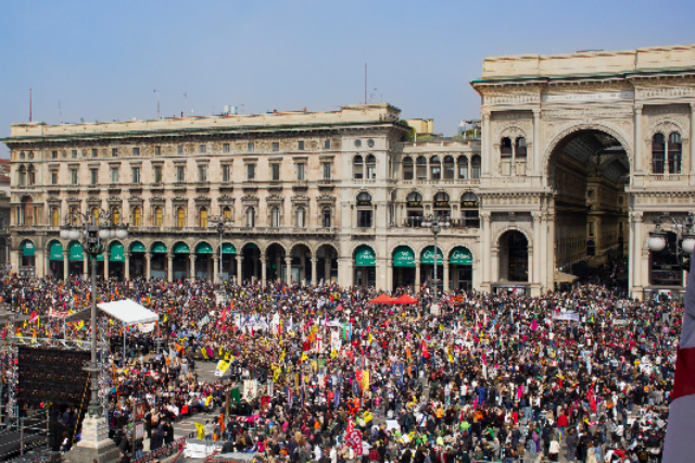 Milano, la marea colorata contro le mafie riempie Piazza del Duomo
