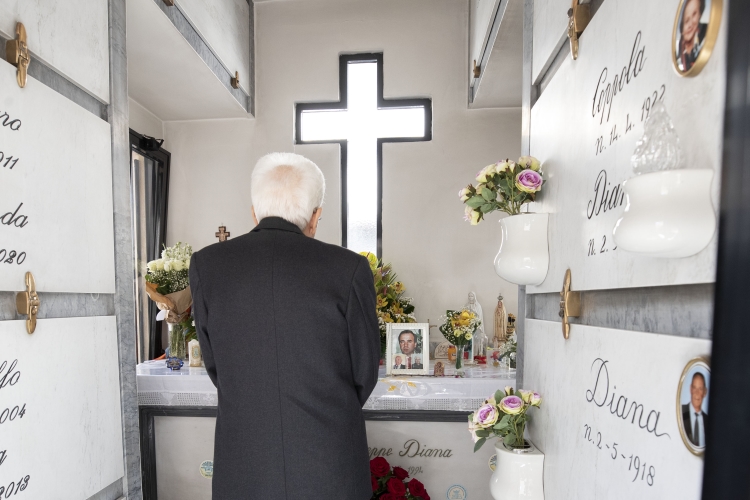 Mattarella a Casal di Principe sulla tomba di Don Diana