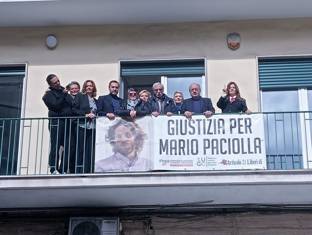 Rimesso lo striscione per Paciolla sul balcone del SUGC: “Vogliamo la verità su Mario”