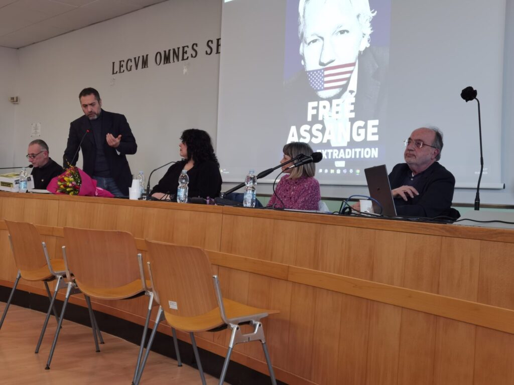 “Assange libero”, il SUGC consegna la tessera del sindacato per il giornalista incarcerato