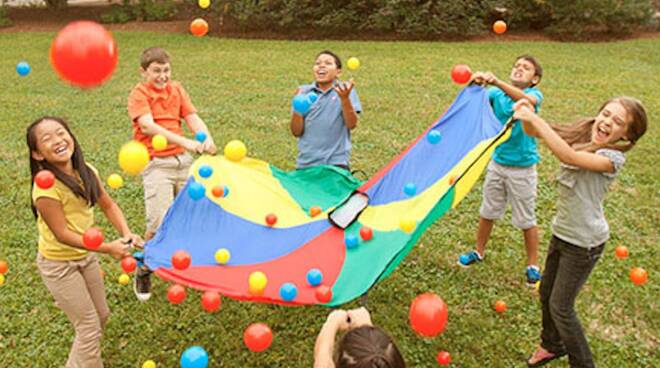 Le discriminazioni sui bambini, segno di una visione politica senza futuro