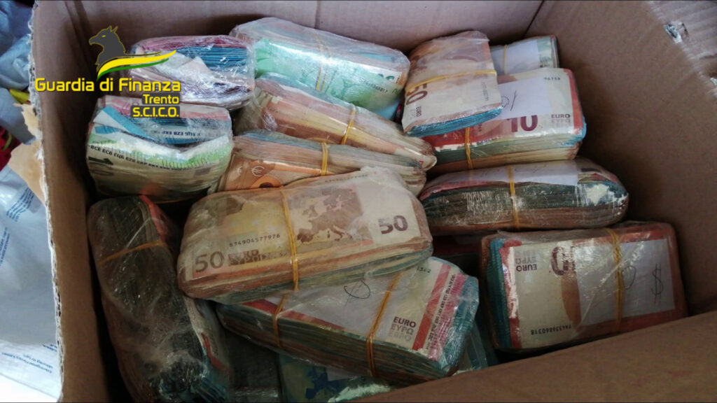 Trento, smantellata organizzazione criminale internazionale dedita al riciclaggio di denaro