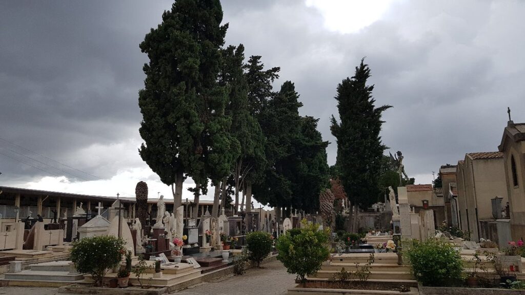 Inaccettabili le foto scattate sul cimitero di Corleone