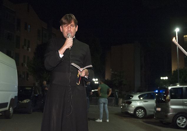 Roma, tenta di investire don Antonio Coluccia, agente della scorta lo ferma