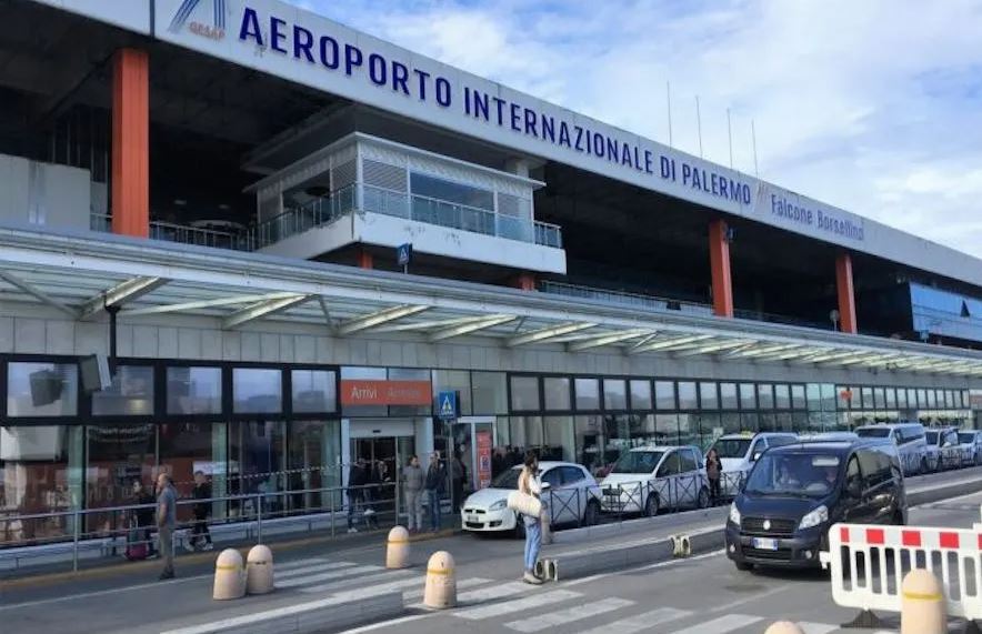 La socializzazione della pipì nei bagni dell’aeroporto “Falcone e Borsellino”