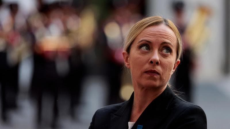 Il caso Meloni-Striscia è tutto politico: al posto di minacciare, FdI riformi il conflitto di interessi
