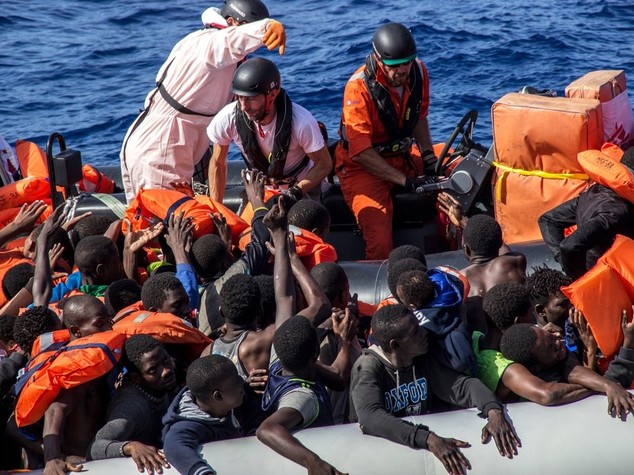 La finta “guerra” dichiarata ai trafficanti di migranti
